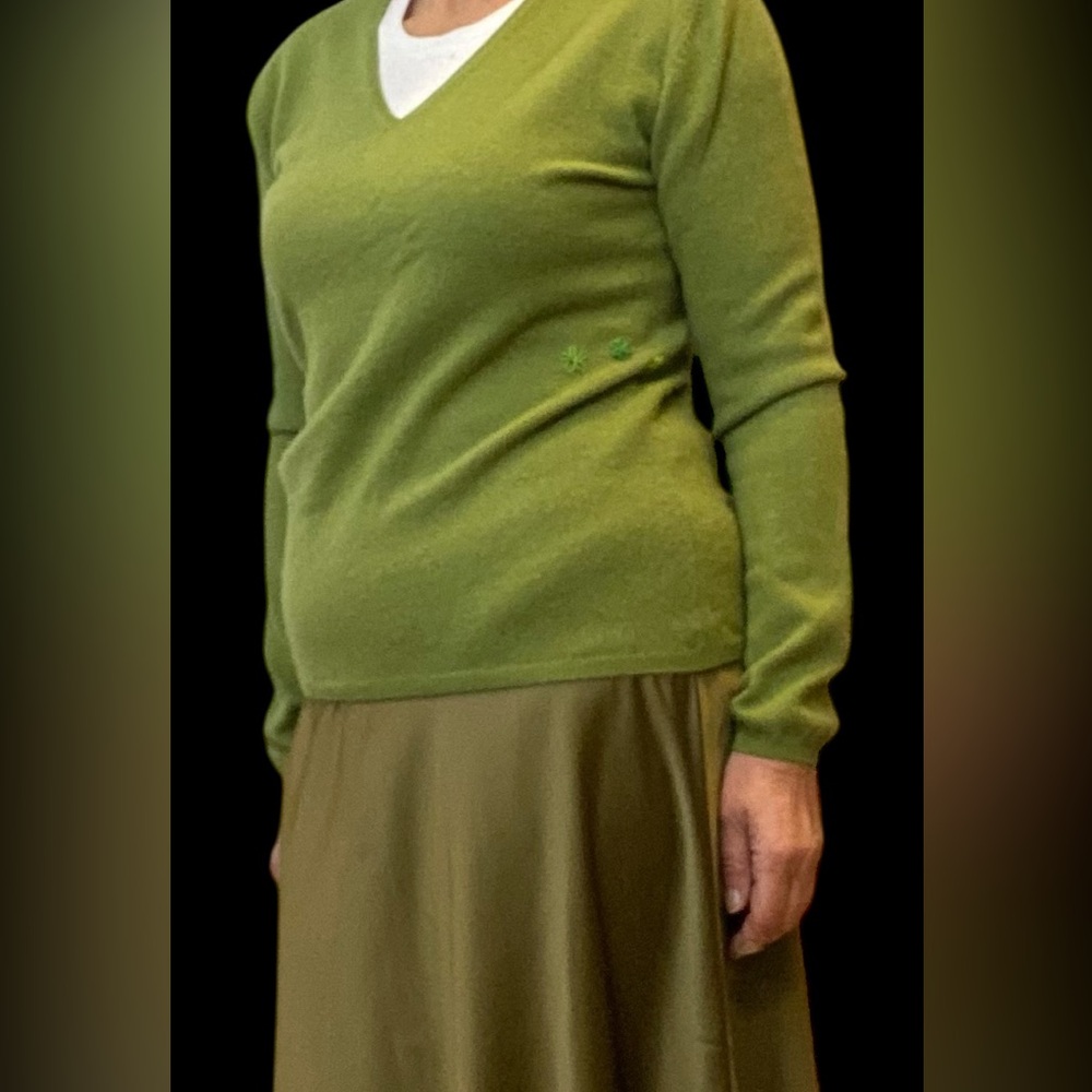 100% cashmere decoratively mended V-neck in olive green size L